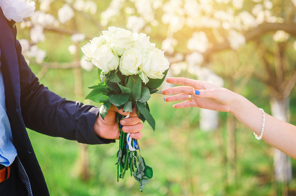 白いバラの花言葉とは？バラの本数で異なる花言葉／他の色との違いも