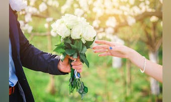 白いバラの花言葉とは?バラの本数で...