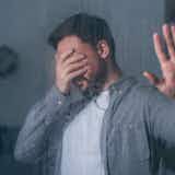 「卑屈」の意味とは?卑屈な考え方をする人の特徴&改善方法を解説