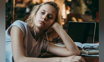 子離れできない親の特徴とは 過保護 過干渉な親御さんへの対処法を解説 Smartlog 子離れできない親の特徴とは 過保護 過干渉な親御さんへの対処法を解説 Smartlog