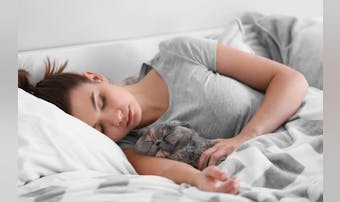 簡単に早く寝る方法とは？睡眠の質を...