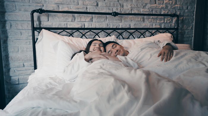 添い寝する彼氏の心理とは 大好きな彼女に対する 添い寝中の行動 を解説 Smartlog