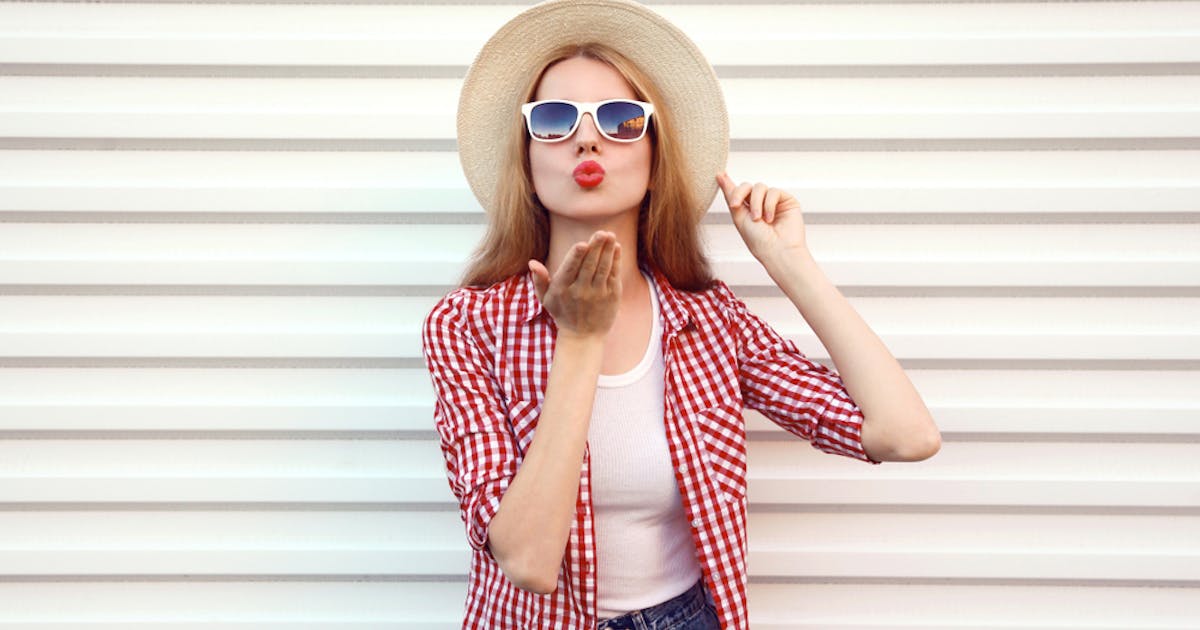 投げキッスの意味とは 投げチューする男女の心理 正しいやり方を紹介 Smartlog 投げキッスの意味とは 投げチューする男女の心理 正しいやり方を紹介 Smartlog