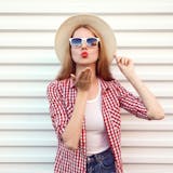 投げキッスの意味とは?投げチューする男女の...