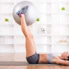 バランスボールの正しい使い方|筋トレ初心者でも楽しめるメニューとは | Smartlog