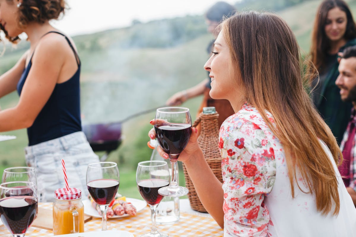 同窓会に行かないと後悔する 行くメリットや行きたくない時の断り方を紹介 Smartlog 同窓会に行かないと後悔する 行くメリットや行きたくない時の断り方を紹介 Smartlog