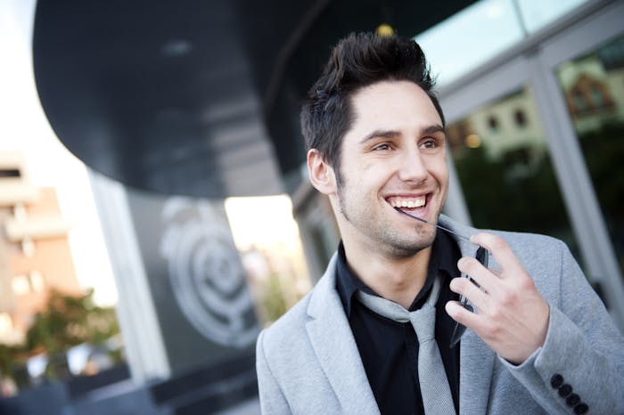 チャラ男の特徴 見分け方とは 軽い男性が本命女性だけに見せる態度を解説 Smartlog