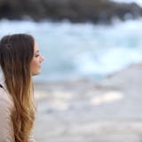 “人肌恋しい”の意味とは?人肌が恋しい女性...