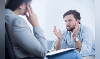 感情論の意味とは?感情論で話す人を...