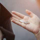 貧乏な人の特徴や共通点。貧乏な家庭で育った人の見た目や性格、貧乏人から抜け出す方法は?