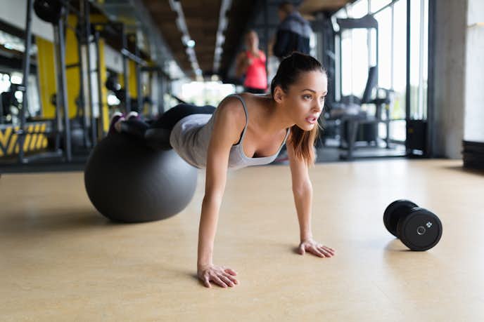 バランスボール腹筋トレーニングメニュー お腹に効果的な筋トレ方法とは Smartlog