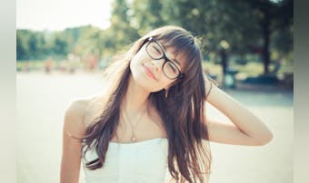 “地味な女性”の特徴とは?地味系女...