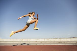 バレーボール ジャンプ力upに効果的なトレーニング 打点を上げるメニューとは Smartlog