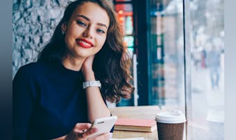 玉の輿の意味とは?玉の輿に乗る女性...