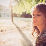 気を使いすぎる人の特徴とは?やたら気を使う原因&改善方法を解説