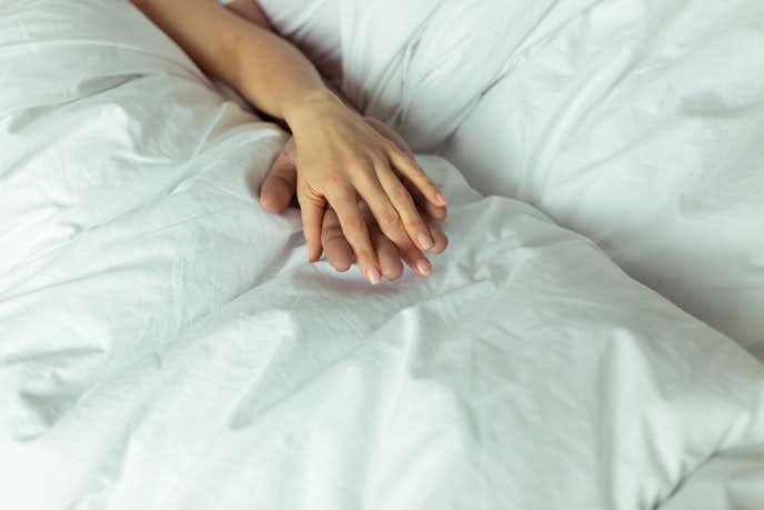 手を繋いで寝る心理とは 一緒に寝る時の彼氏 彼女の気持ちを大公開 Smartlog