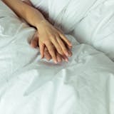 手を繋いで寝る効果とは？カップルが手を握っ...