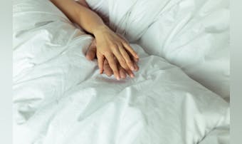 手を繋いで寝る効果とは？カップルが手を握って一緒に寝る時の心理を解説
