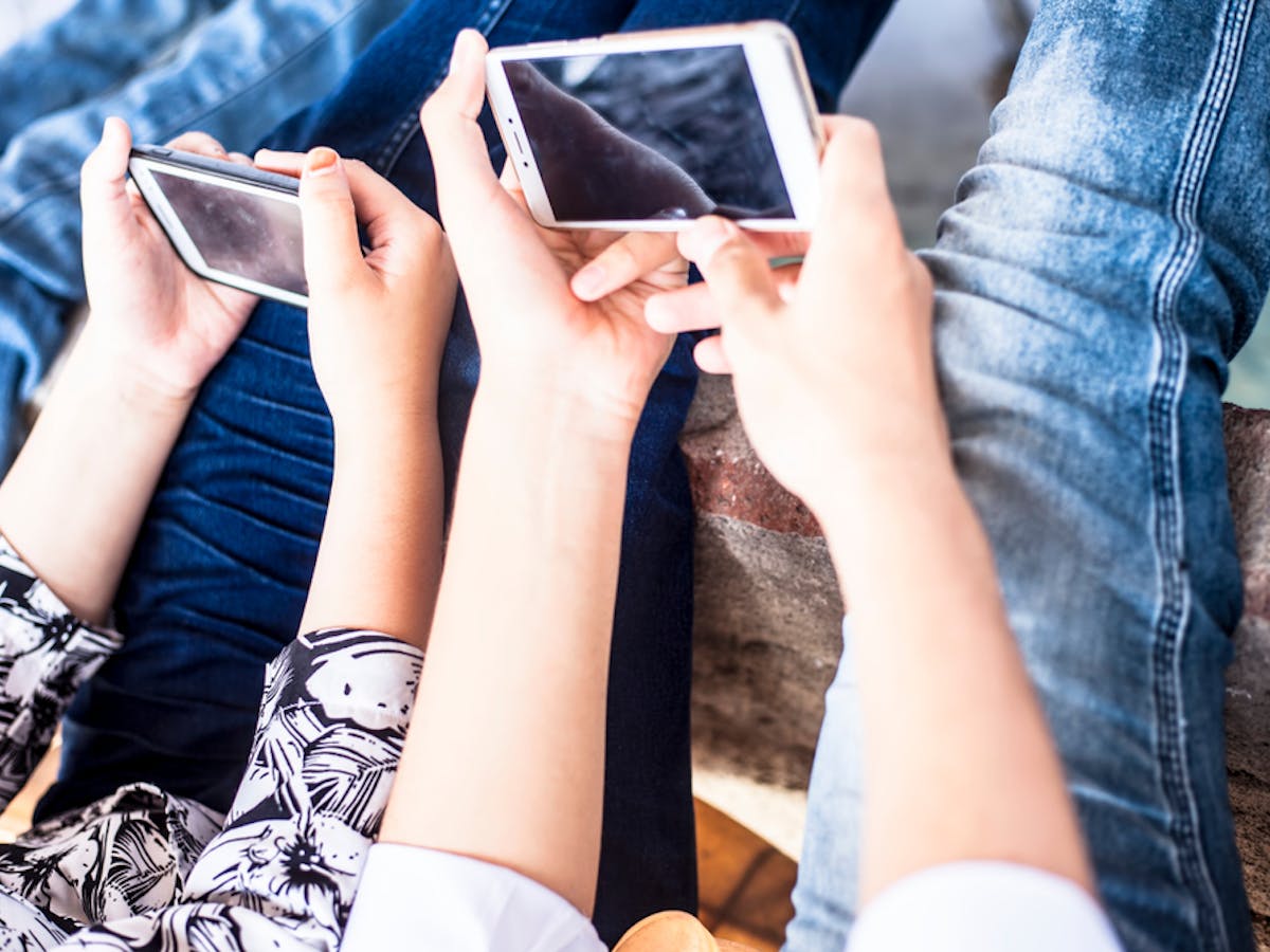 スマホ依存をやめたい 携帯を触る癖がやめられない時の対処法とは Smartlog スマホ依存をやめたい 携帯を触る癖がやめられない時の対処法とは Smartlog