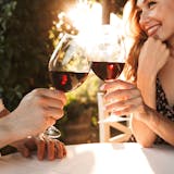 左利き女性の特徴とは?割合が少ない“サウス...