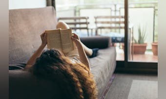 休日に引きこもりがちな人の特徴とは...