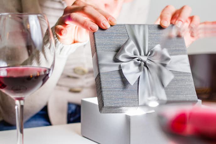 女性がもらって喜ぶ 退職祝い とは 年代別の外さないプレゼントを解説 Smartlog
