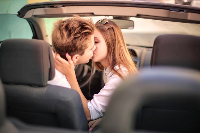 車の中でキスをする方法とは 雰囲気抜群のおすすめシチュエーションを紹介 Smartlog
