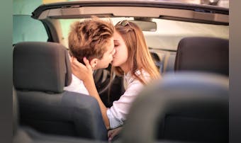 車の中でキスをする方法とは?雰囲気...