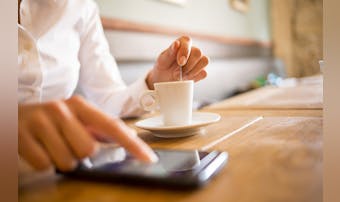 LINEが嫌いな理由とは?連絡が苦...