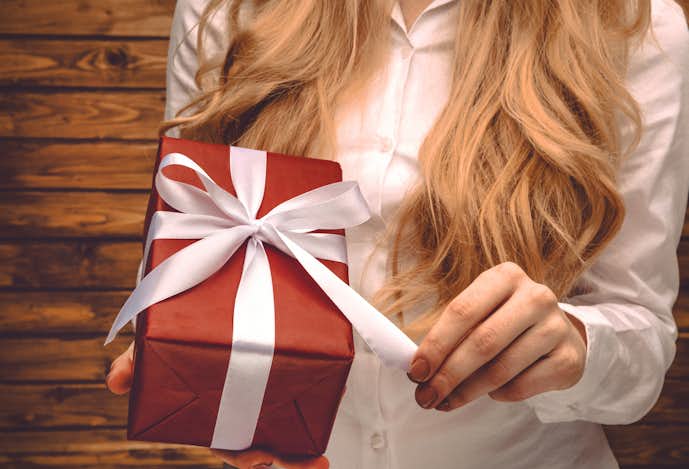 女性がもらって喜ぶ「退職祝い」とは？年代別の外さないプレゼントを解説 Smartlog