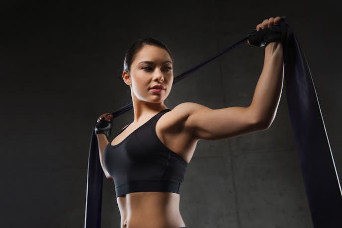 腰の筋肉「脊柱起立筋」を鍛えられる筋トレ、グッドモーニングに取り組む女性