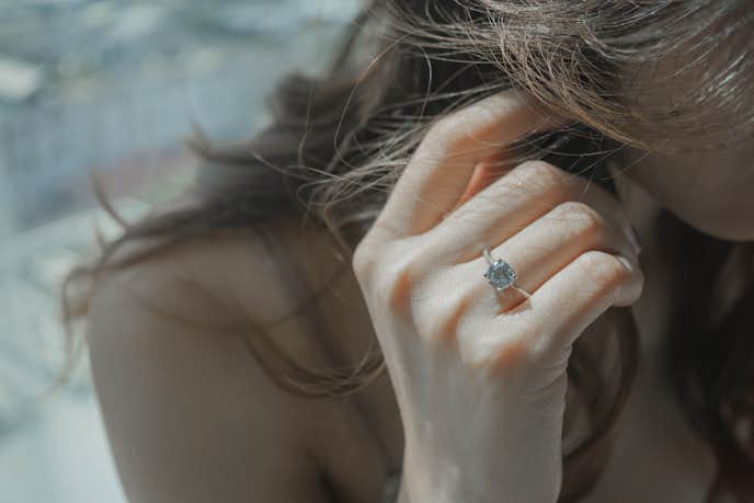 右手薬指の指輪は彼氏持ち 指輪をする意味 彼氏の有無の確かめ方を解説 Smartlog