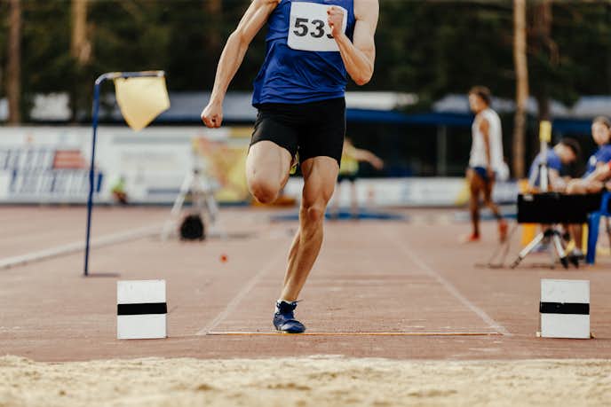 走り幅跳びの記録を伸ばすコツ 助走 踏み切り 着地をマスターしよう Smartlogボディメイク 走り幅跳びの記録を伸ばすコツ 助走 踏み切り 着地をマスターしよう Smartlogボディメイク