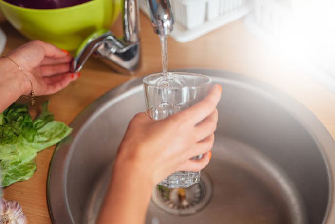 水分補給のやり方：常温の水を飲む