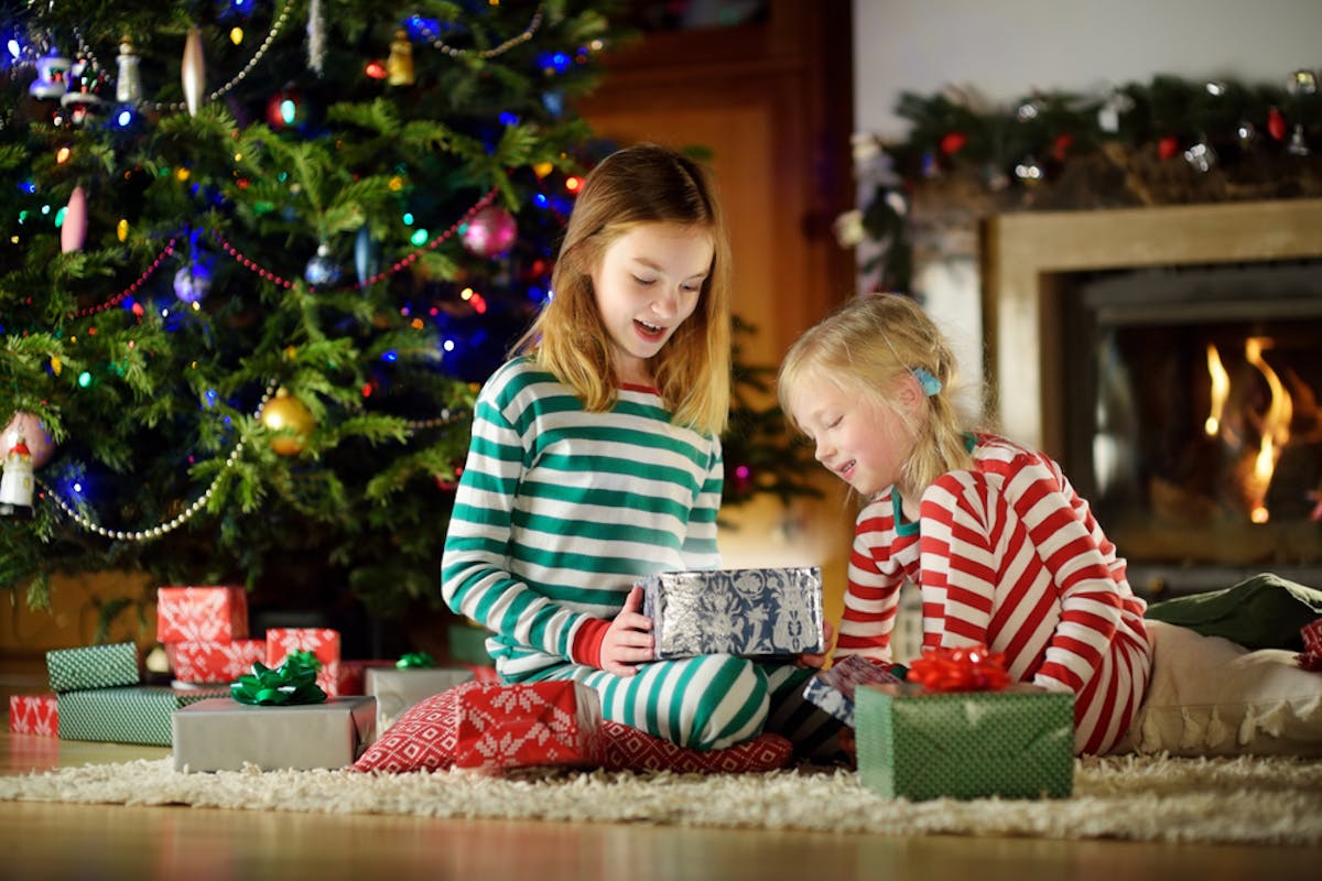 4歳 5歳の女の子 子どもが喜ぶクリスマスプレゼントのおすすめ大特集 最高のクリスマスプレゼント22 5 12歳の女の子は赤く印刷されたドレスギフトを回す Vladatk Kim Ba