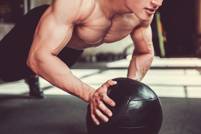 メディシンボールの効果：体幹を効率よく鍛えられる