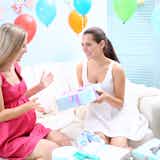 妊婦さんが喜ぶ人気プレゼント特集。妊娠祝いの選び方／渡すタイミングとは