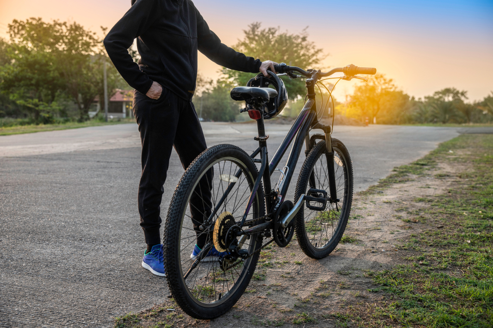 タワー型ディスプレイスタンド 突っ張り式自転車スタンド 省スペース 自転車ラック ロードバイク MTB 角度調整 自転車ハンガー WEIMALL  74％以上節約 - 自転車アクセサリー