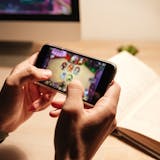 ゲーミングスマホのおすすめ12選|画面がサ...