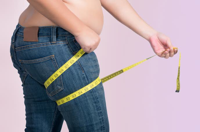 太ももに皮下脂肪がついている女性
