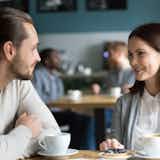 距離が近い女性の心理|職場などでパーソナルスペースに入るのは好意があるから?