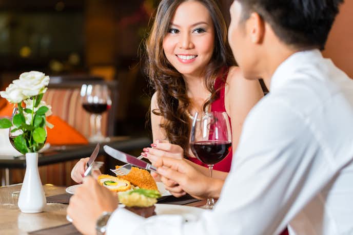 初デートは食事だけが無難？誘う時間帯からお店選びや会話の話題まで大公開 Smartlog