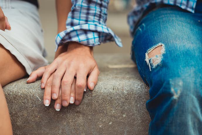 さりげなく手に触れる男性心理とは 手に触れる本音 下心の見極め方を解説 Smartlog