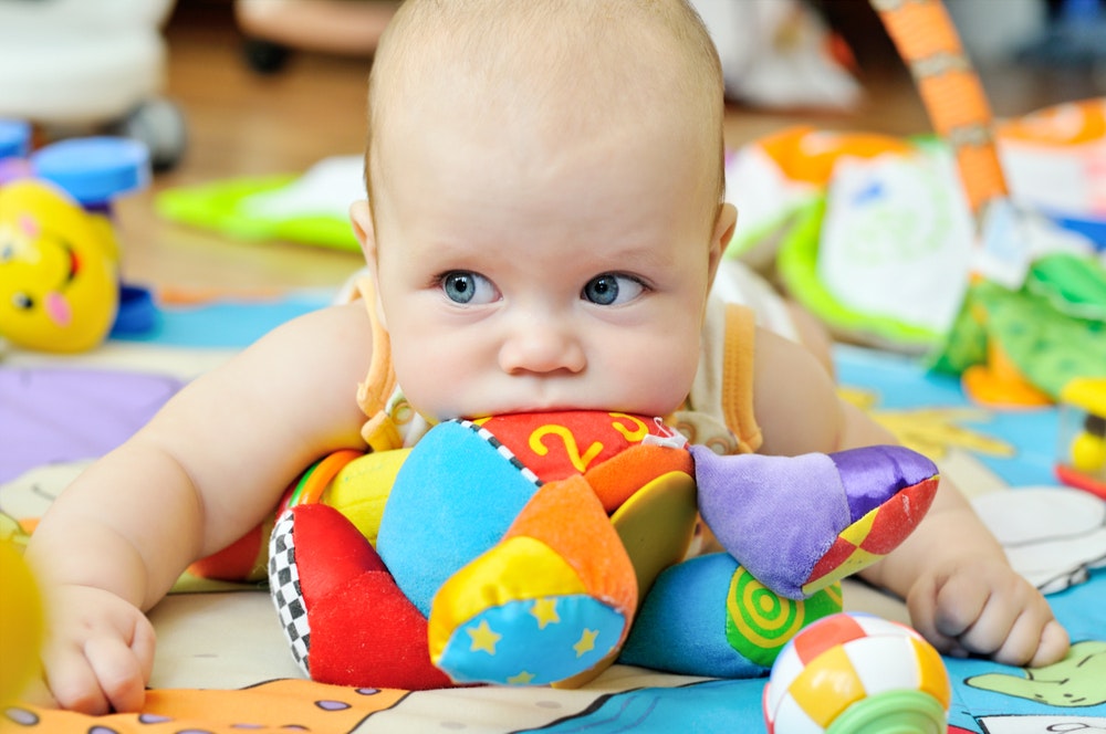 0歳向け知育玩具のおすすめ15選｜新生児の発育を伸ばす人気のおもちゃとは | Smartlog
