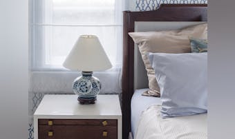おしゃれなベッドサイドランプのおすすめ15選｜寝室に置きたい人気の照明とは