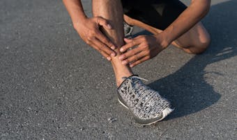 すねの筋肉の鍛え方 筋肉痛に効果的なストレッチ 筋トレの方法とは Smartlog すねの筋肉の鍛え方 筋肉痛に効果的なストレッチ 筋トレの方法とは Smartlog