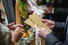 【結婚式】両親に贈る時計のプレゼント10選...