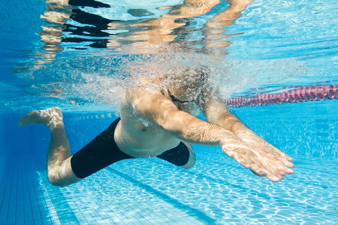 脚やせに効果的な水泳メニュー｜平泳ぎ