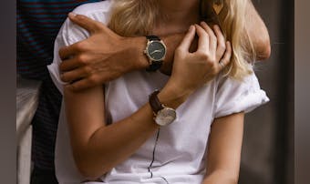 貢ぐ女の心理や特徴とは?「貢いでく...