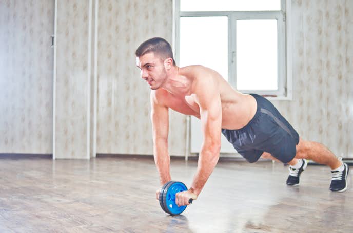 背筋に効果的な腹筋ローラーメニュー集 背中の筋肉を肥大する鍛え方とは Smartlog
